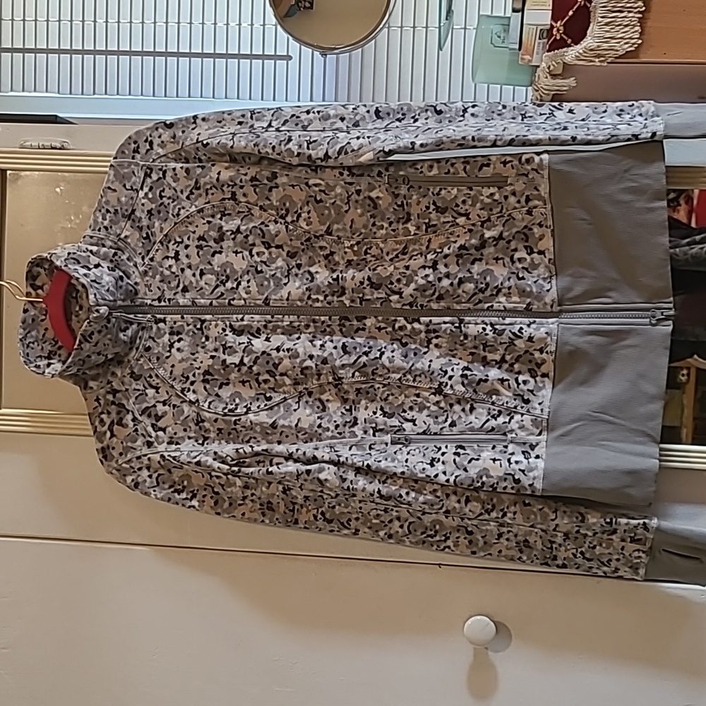 Lululemon Atletica Long Sleeves Active Top, Size 6, Color Gray Floral 😍 👌 😀 ❤